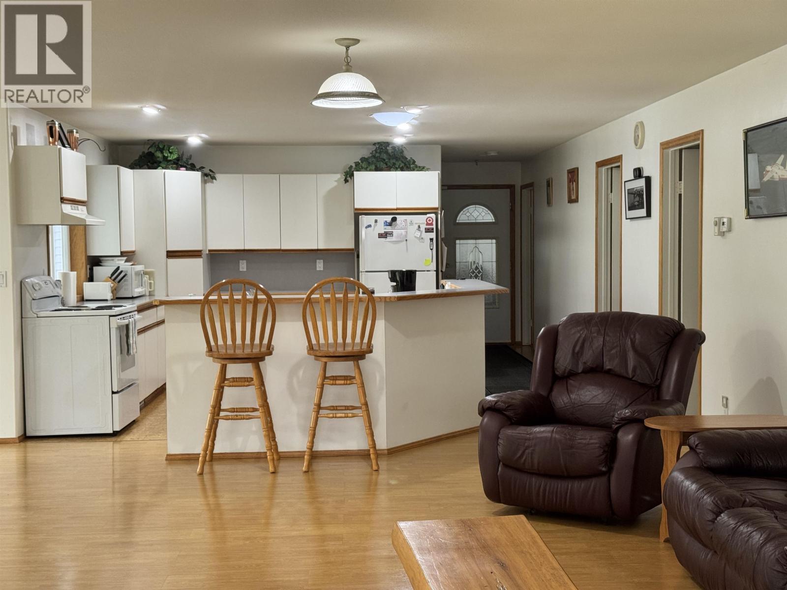 6436 ERICKSON ROAD, 100 Mile House