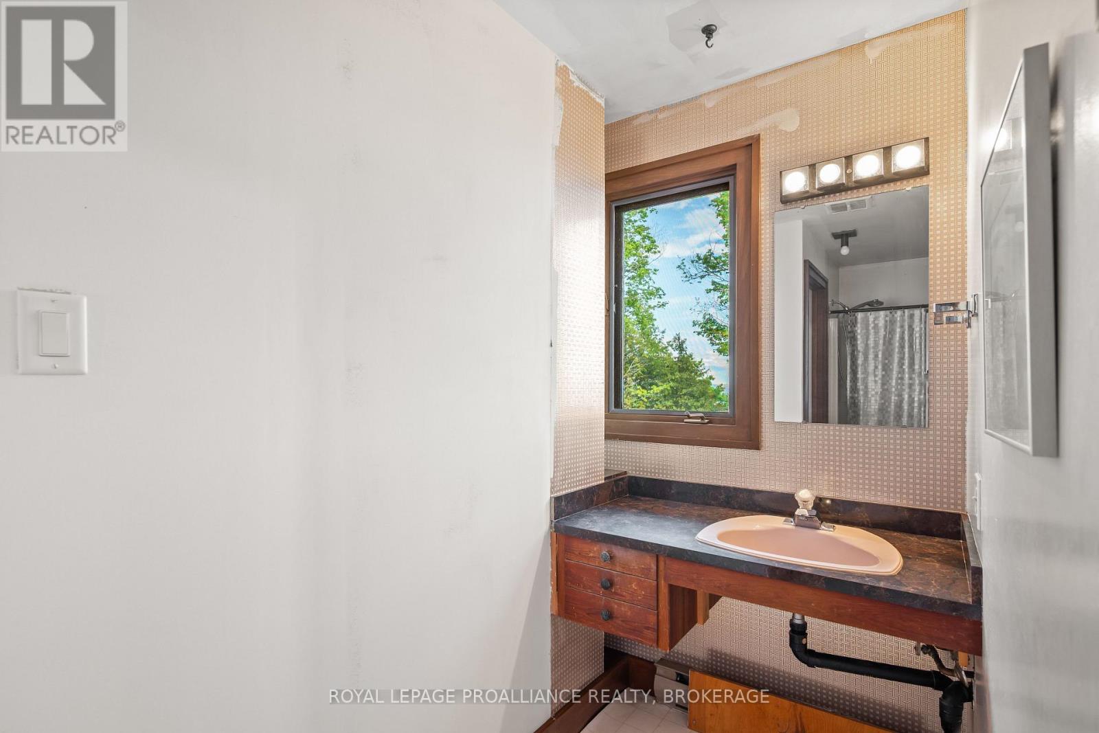 20 RIVERSIDE DRIVE - 37
