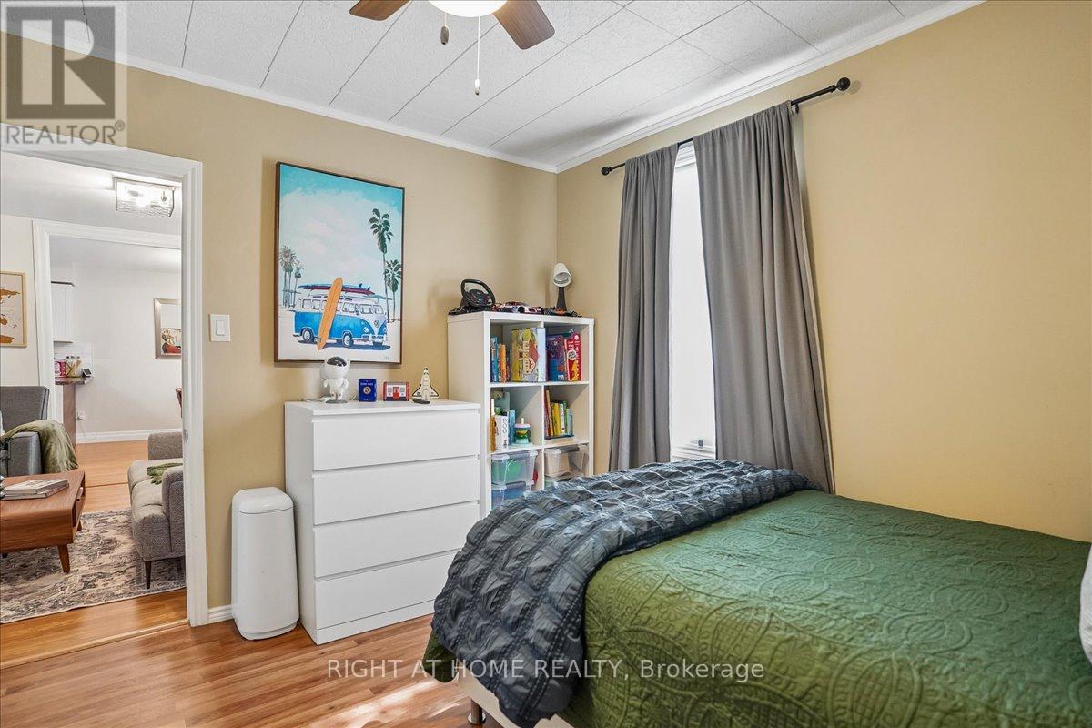 809 ROWENA STREET - 10