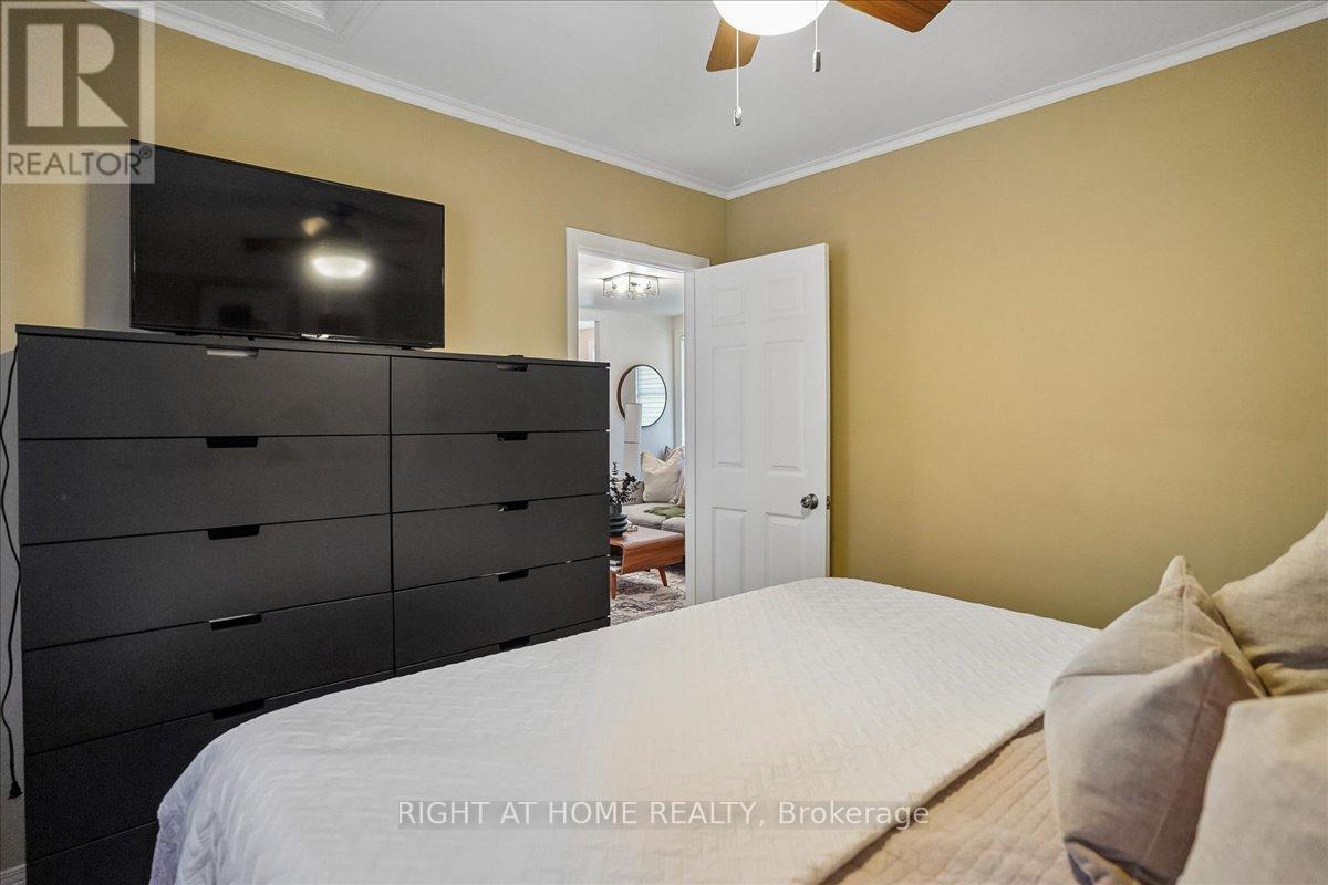 809 ROWENA STREET - 12