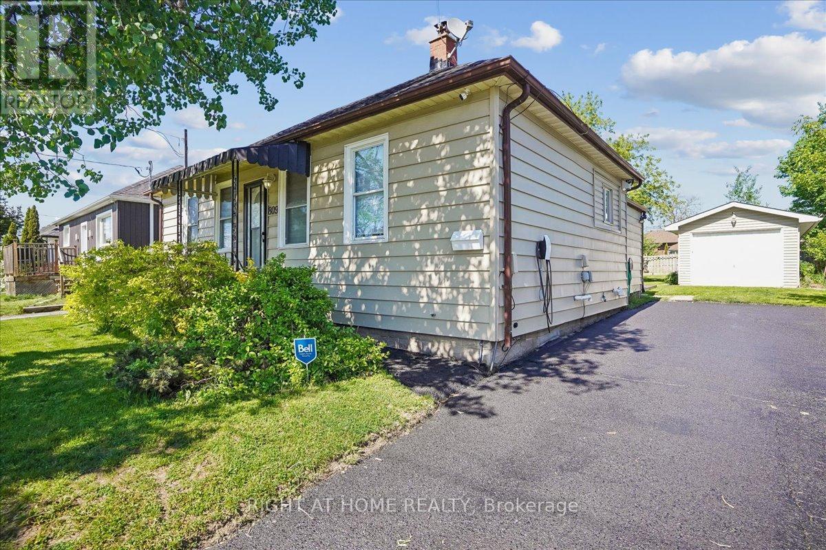 809 ROWENA STREET - 3