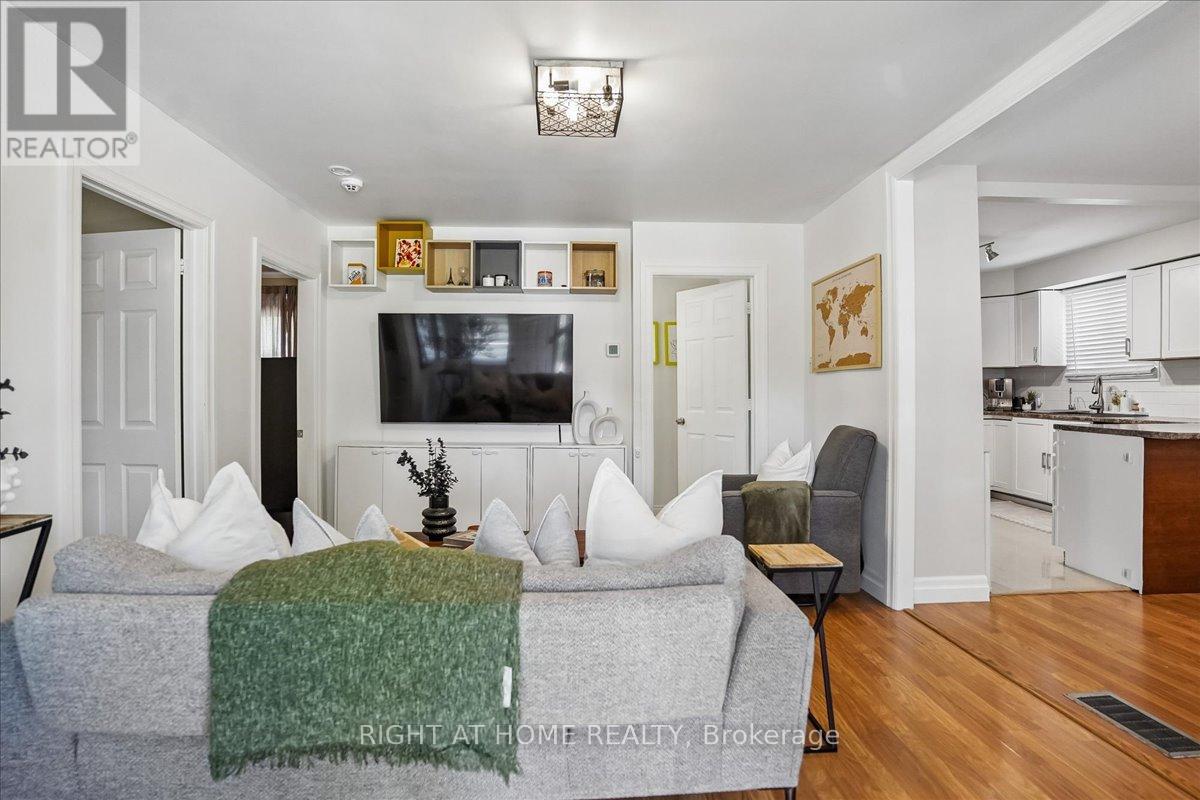 809 ROWENA STREET - 4