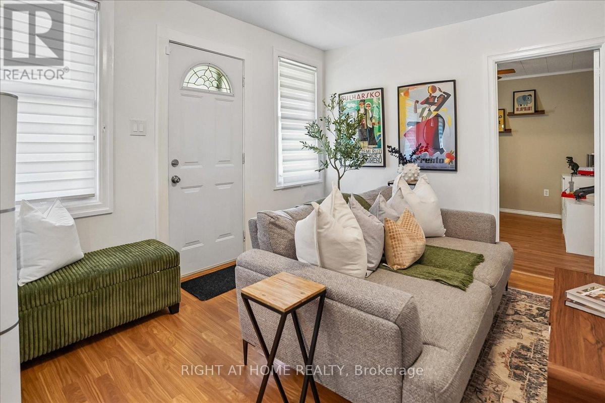 809 ROWENA STREET - 5