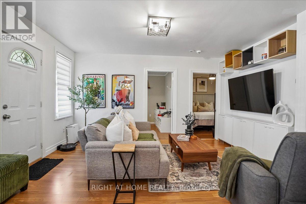 809 ROWENA STREET - 8