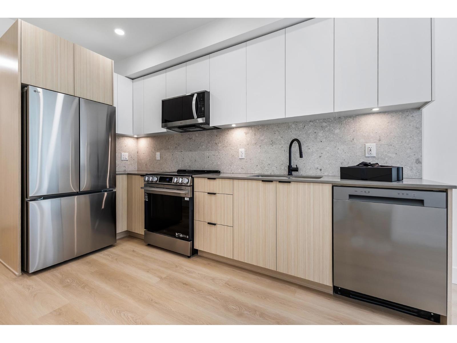 211 13455 94A AVENUE, Surrey
