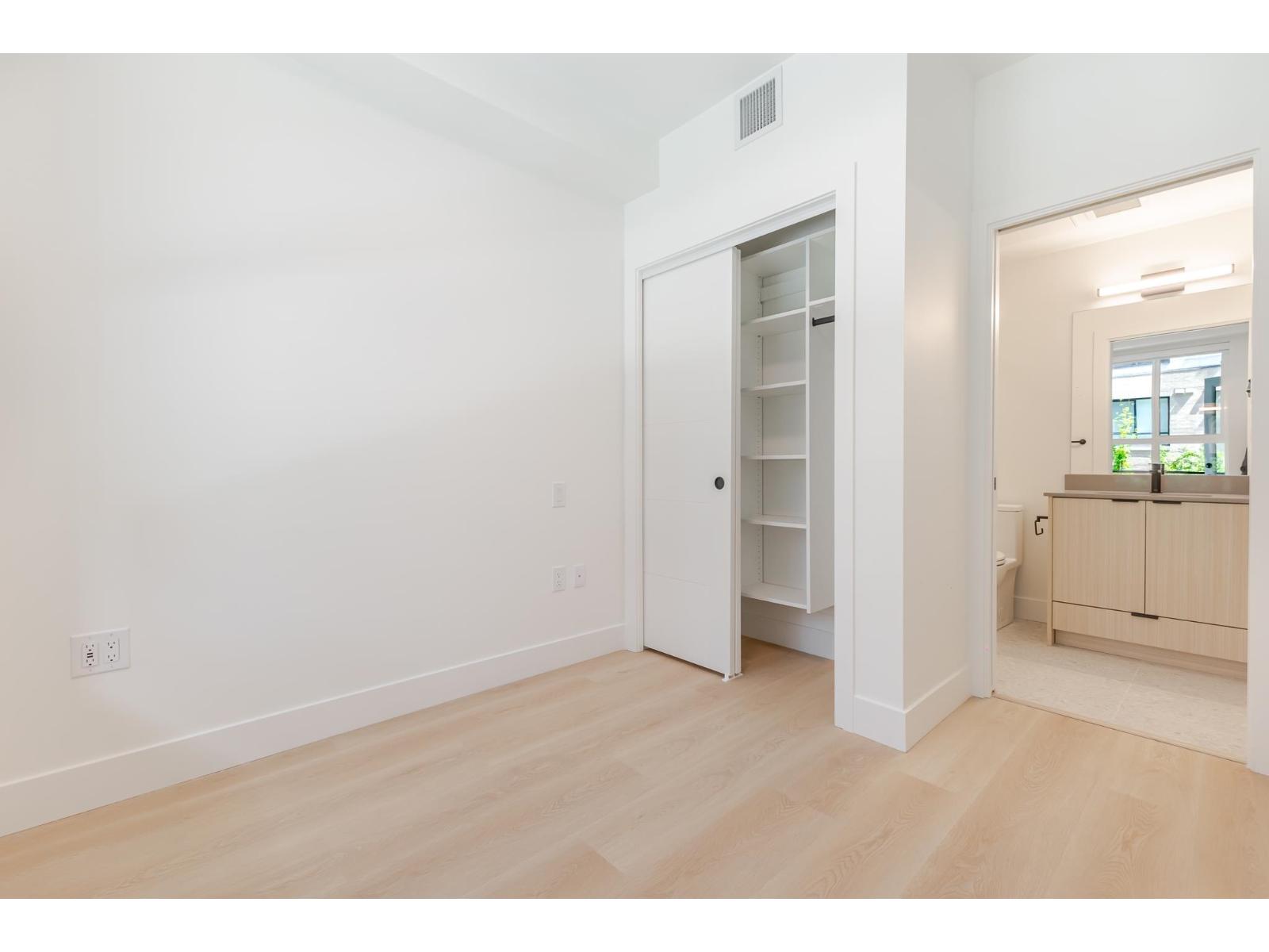 211 13455 94A AVENUE, Surrey