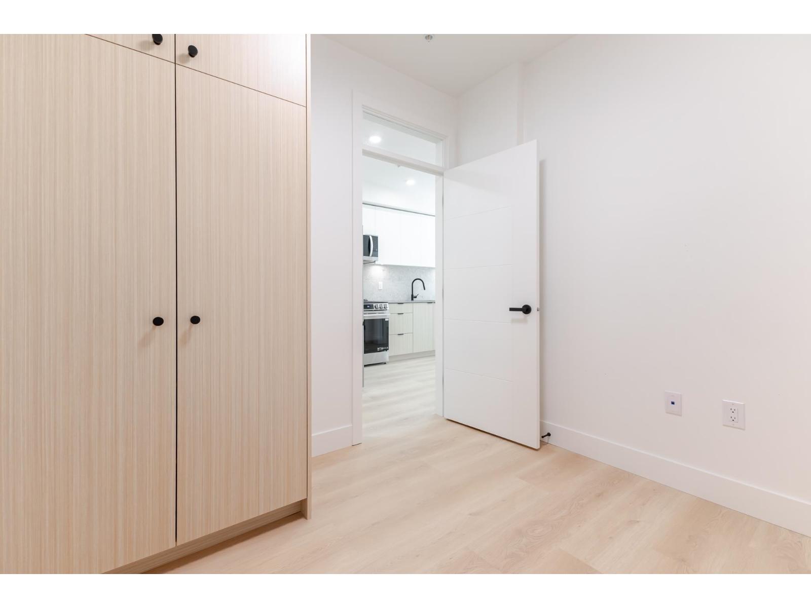 211 13455 94A AVENUE, Surrey