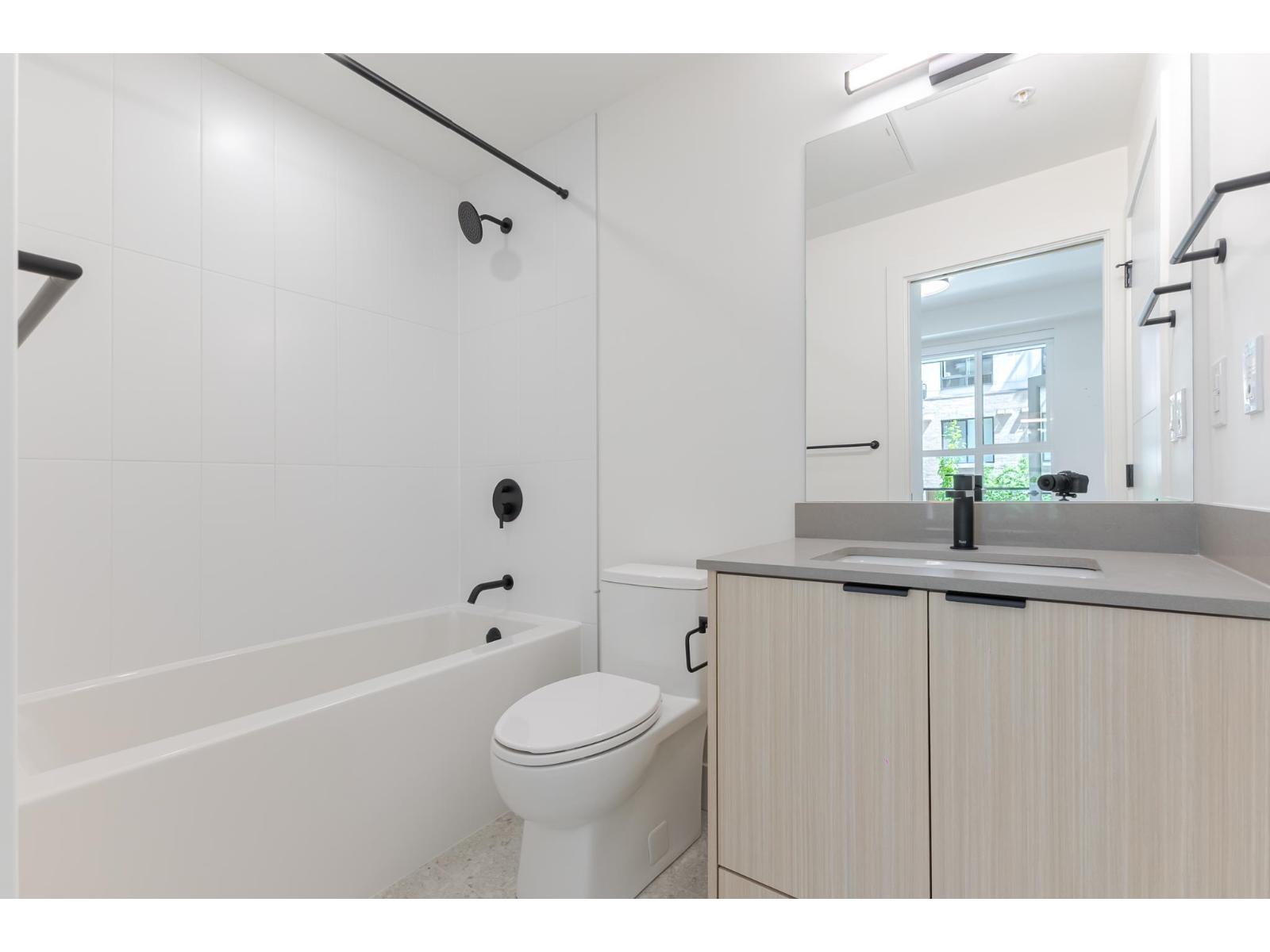 211 13455 94A AVENUE, Surrey