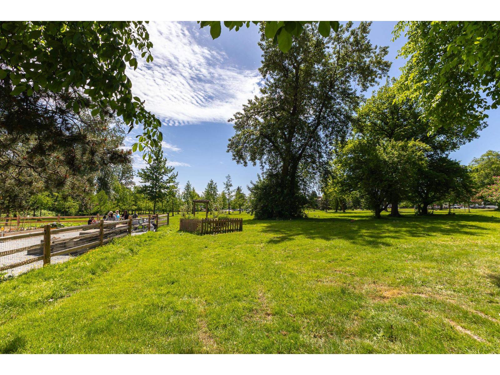 211 13455 94A AVENUE, Surrey