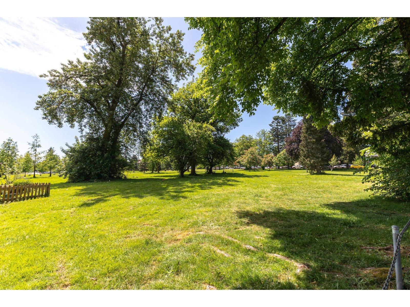 211 13455 94A AVENUE, Surrey