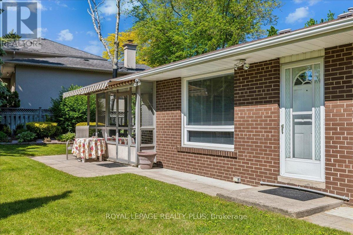 665 VANESSA CRESCENT - 34