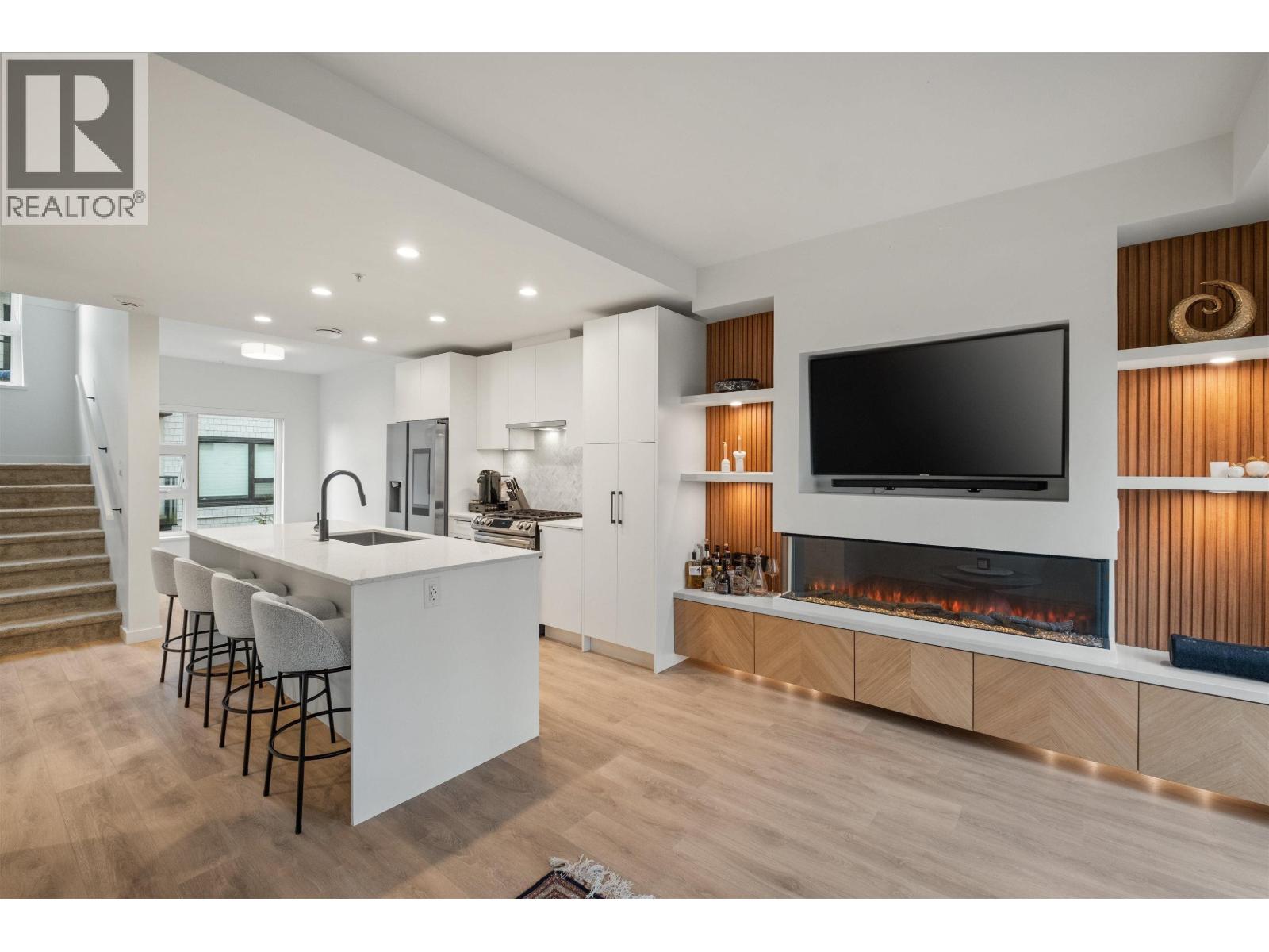 137 535 E 2ND STREET, North Vancouver