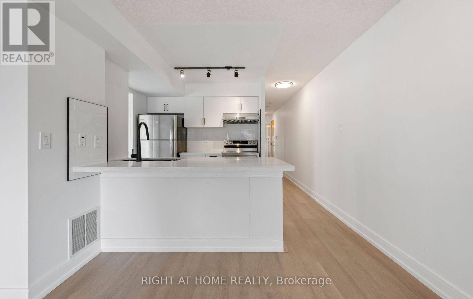 #219 600 QUEENS QUAY - 13