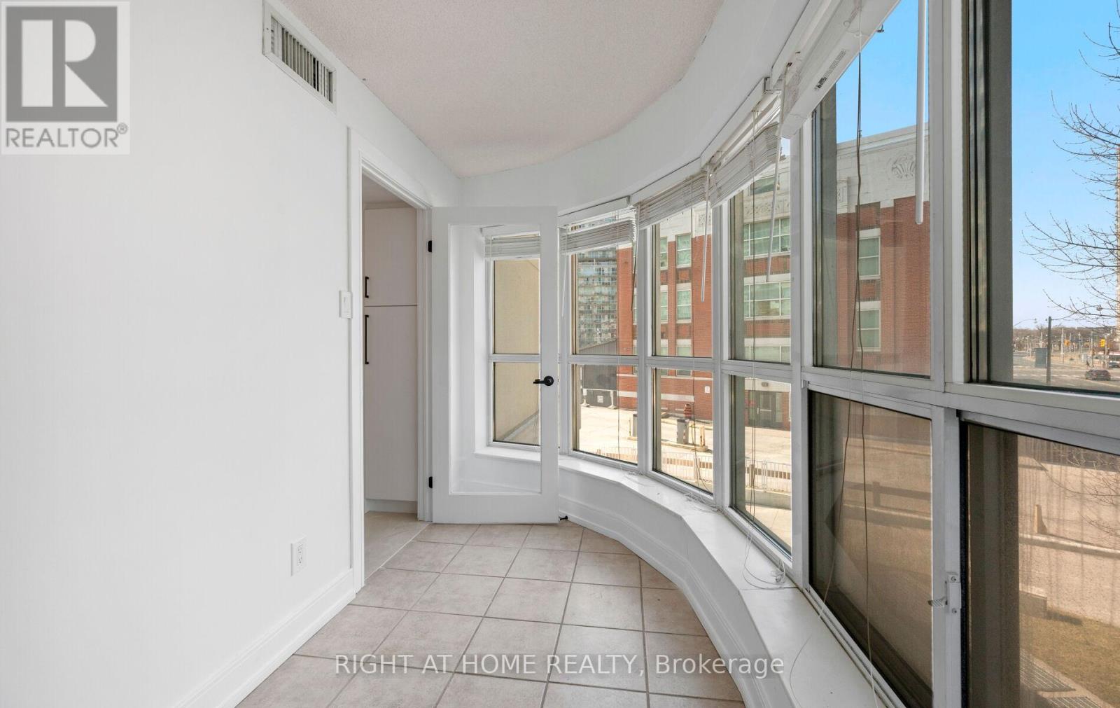 #219 600 QUEENS QUAY - 25