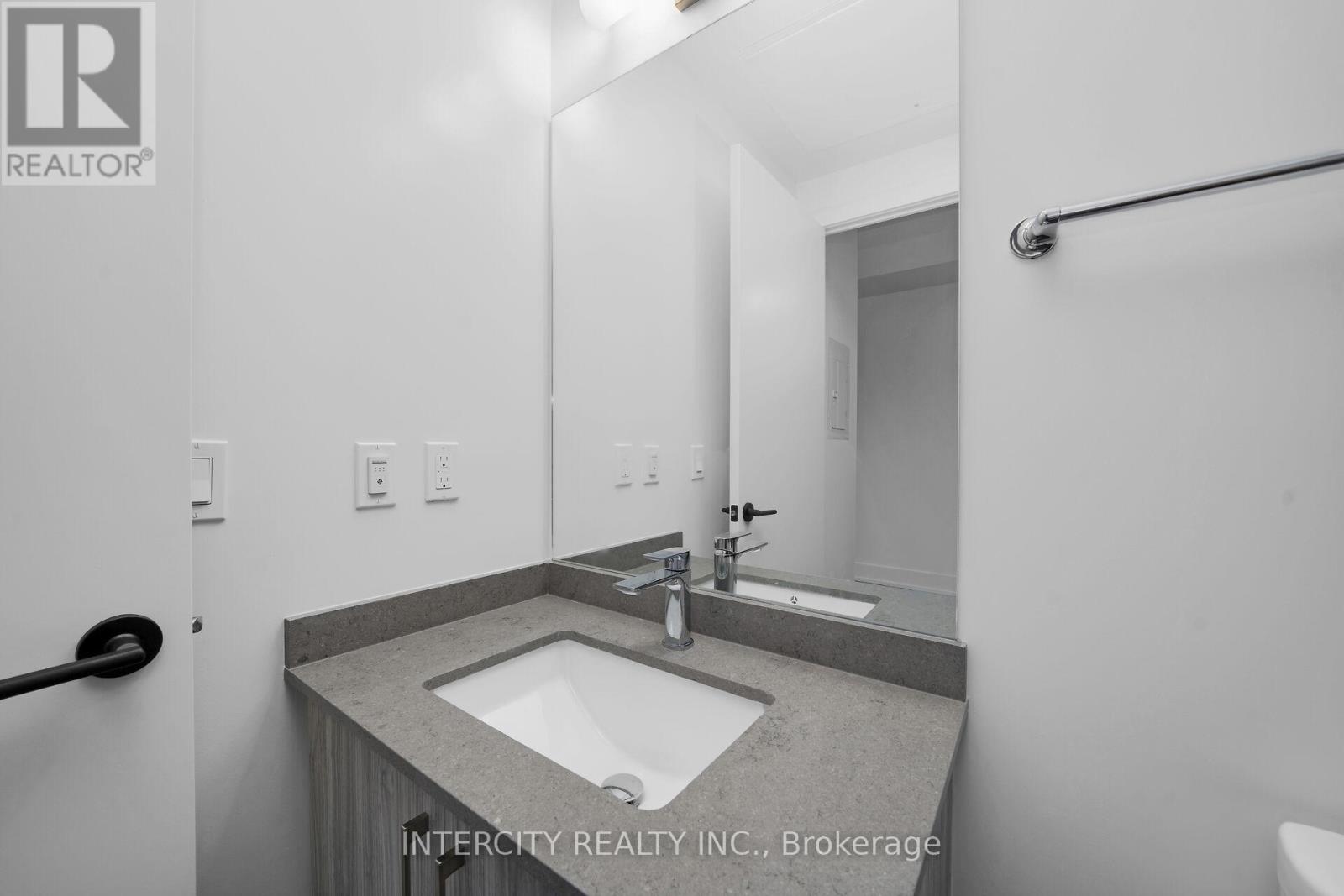 #215 2075 KING ROAD - 22
