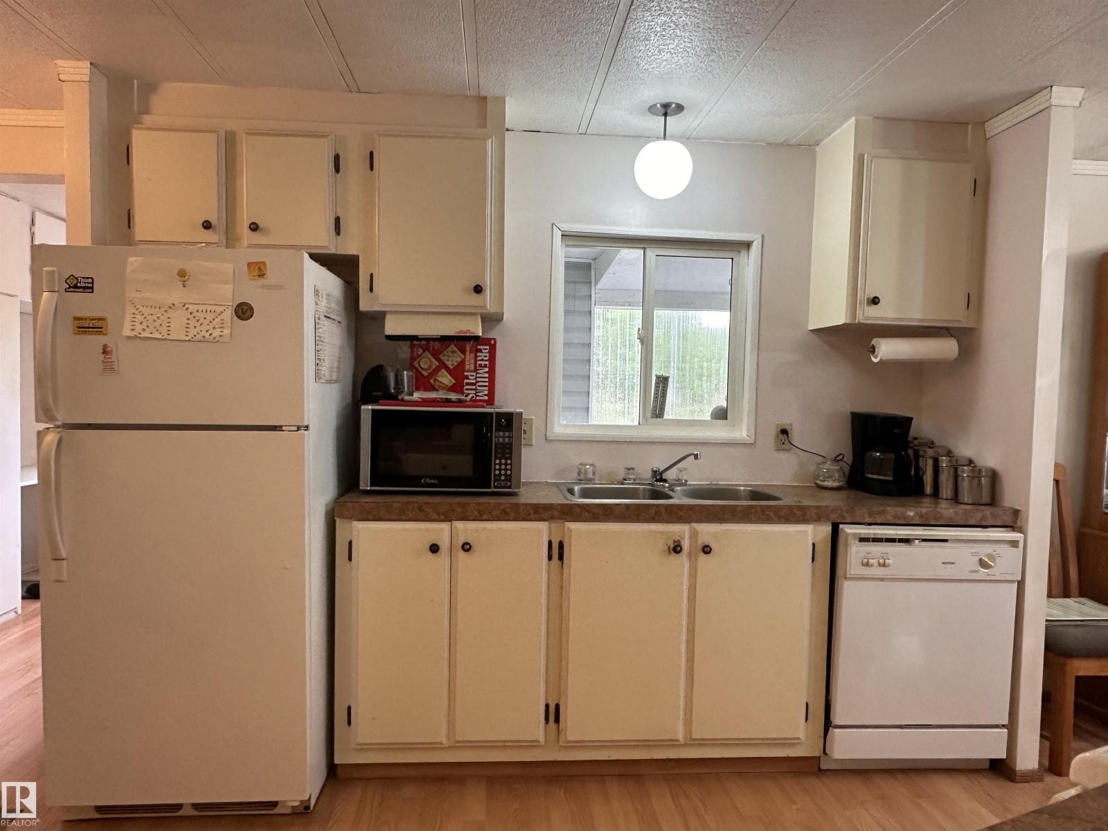 4612 50 ST - 20