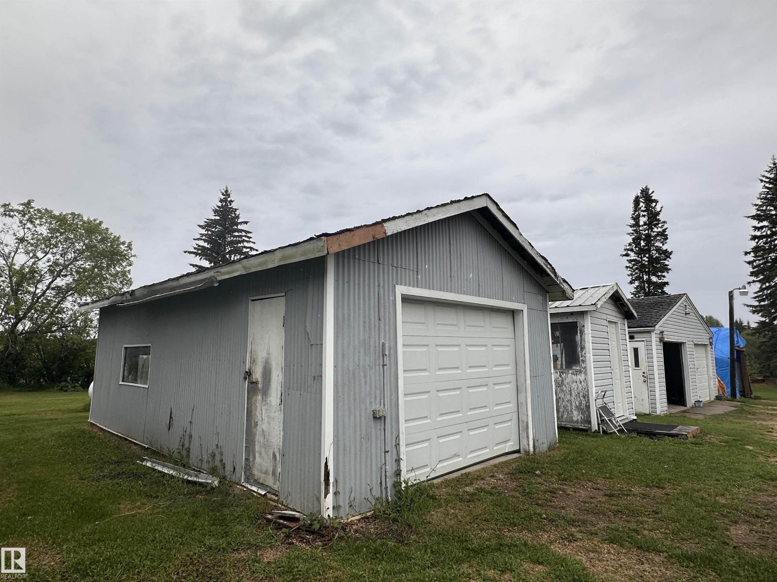 4612 50 ST - 39