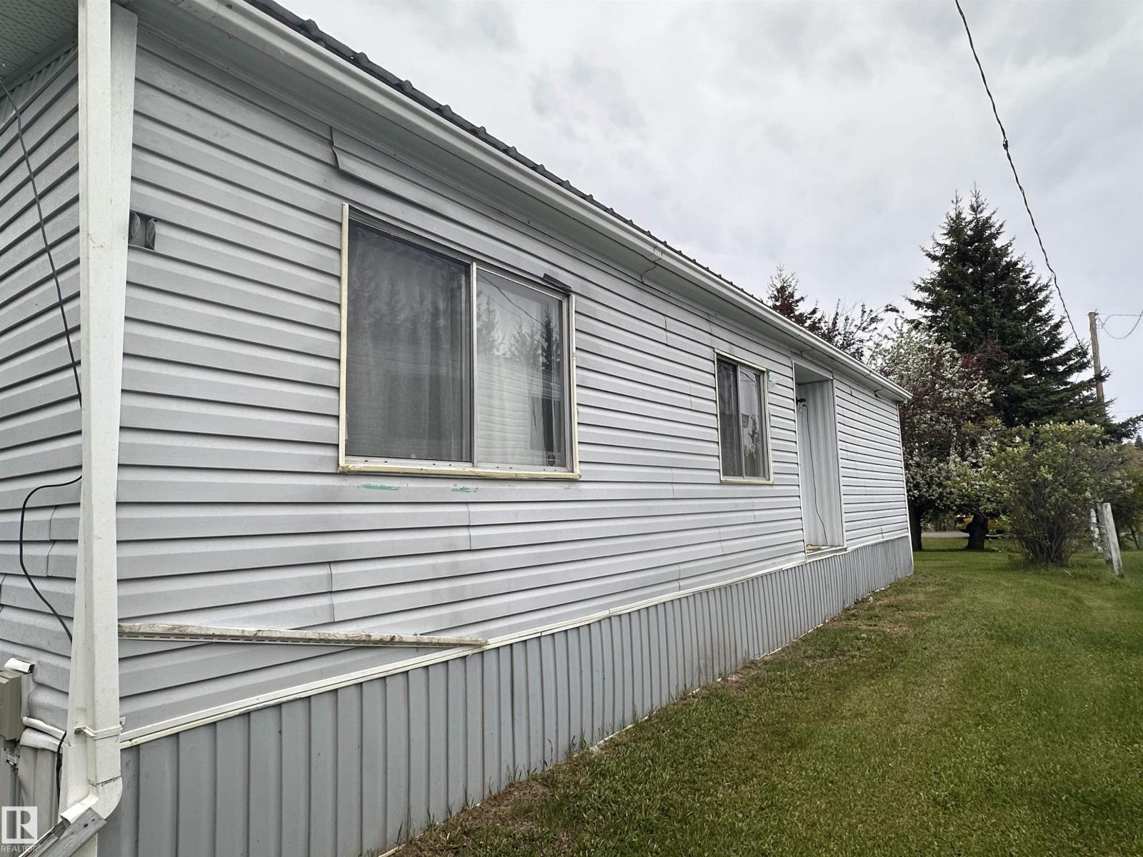 4612 50 ST - 9