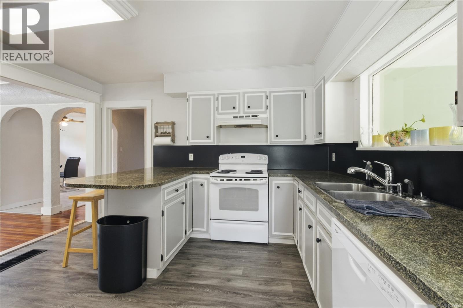423 Hambrook St - 8