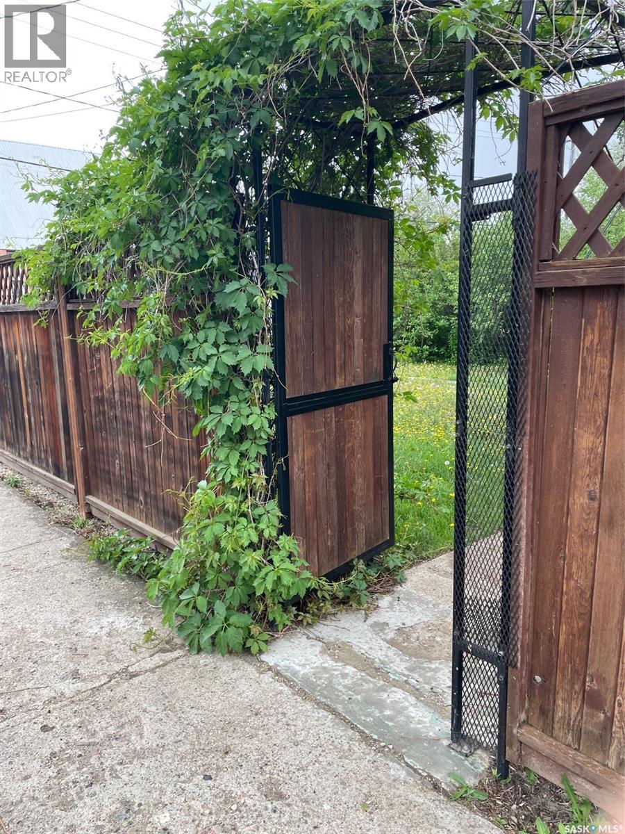 304 Brownlee STREET — photo 22