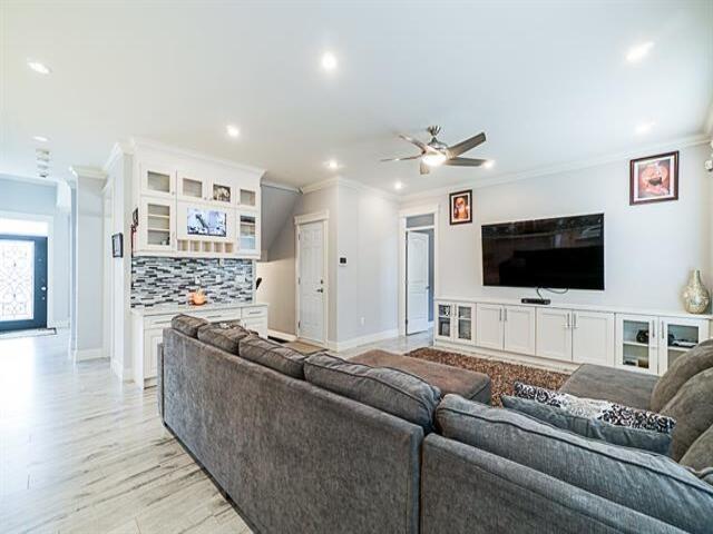upper 10595 159B STREET, Surrey