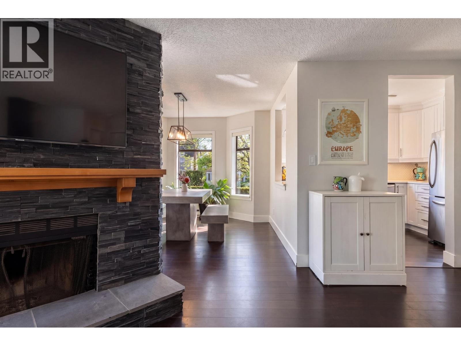 2427 W 6TH AVENUE, Vancouver