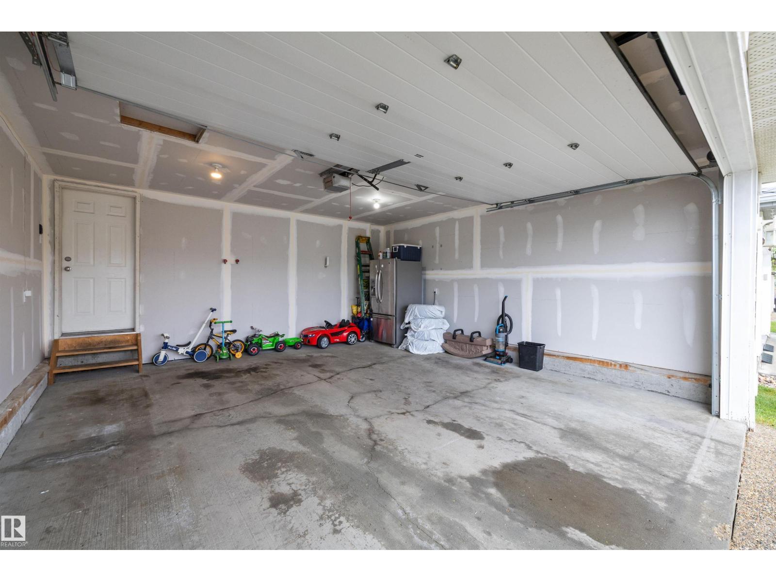 9210 163 AV NW - 53
