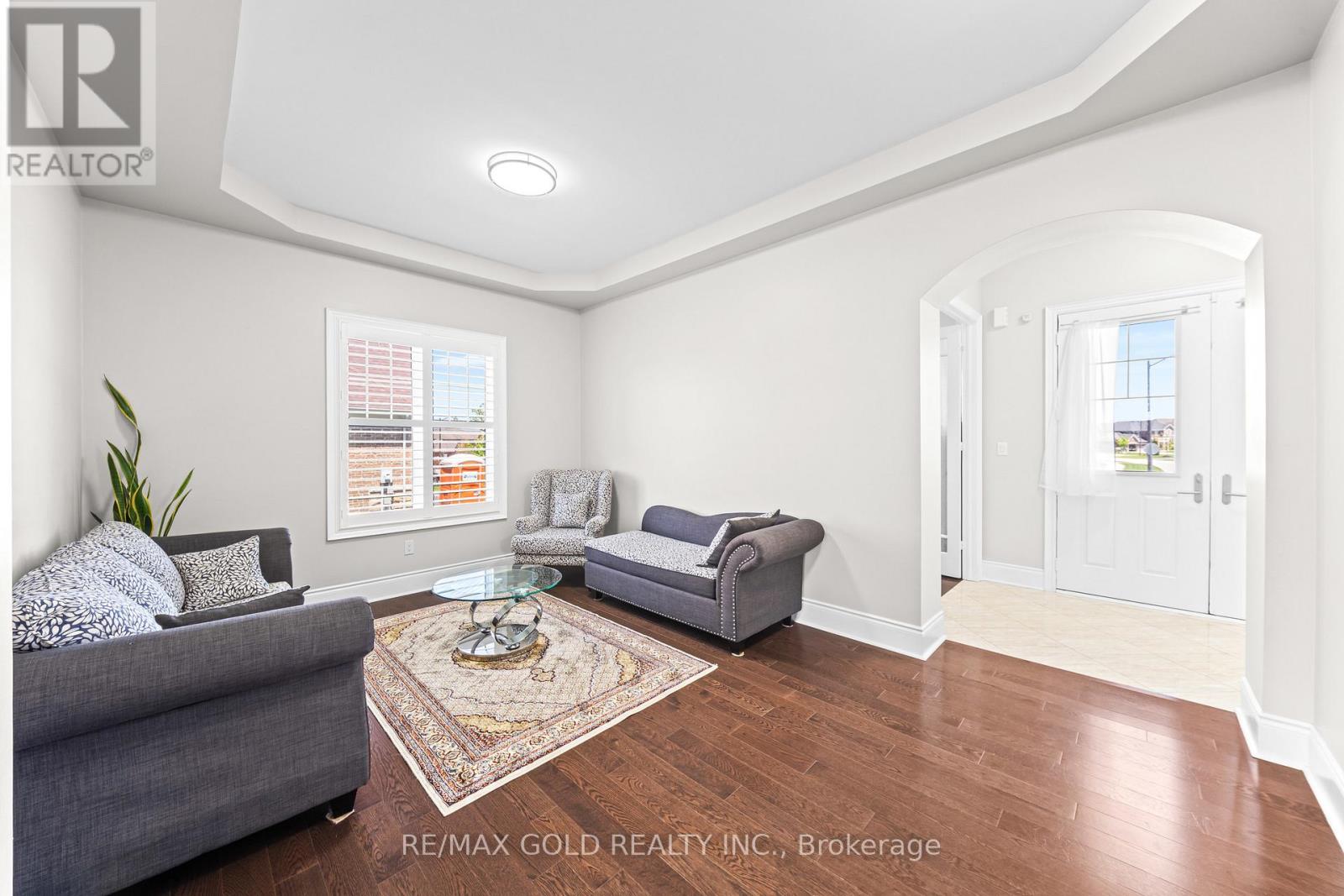 16 MEEK AVENUE - 16
