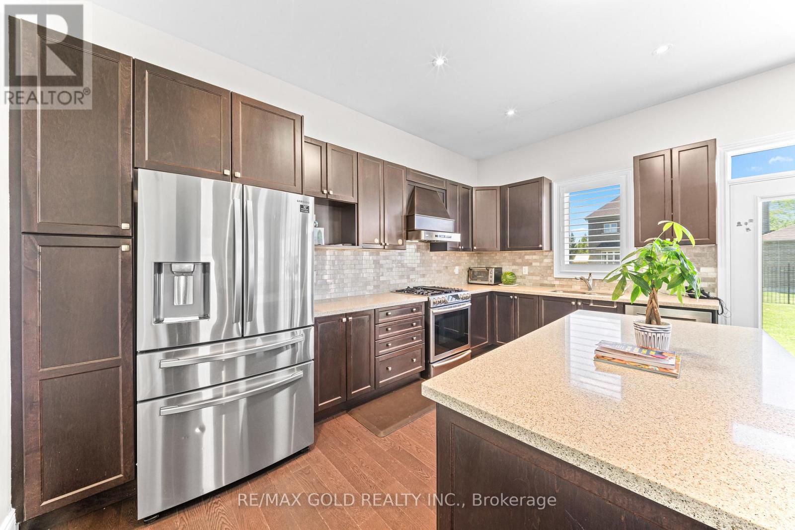 16 MEEK AVENUE - 27