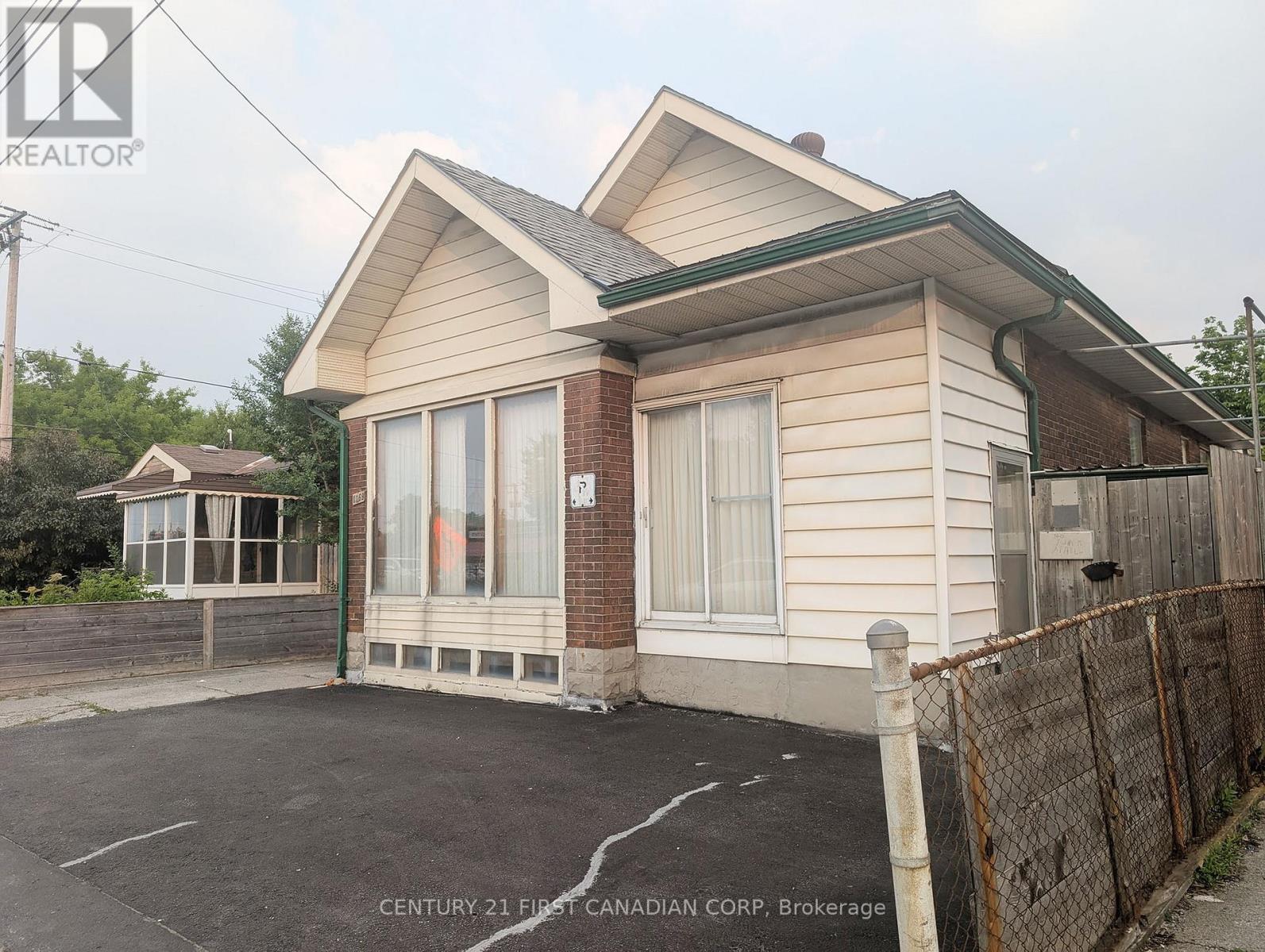 1169 OXFORD STREET E - 1