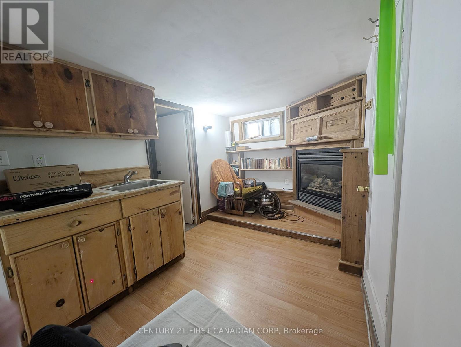1169 OXFORD STREET E - 10