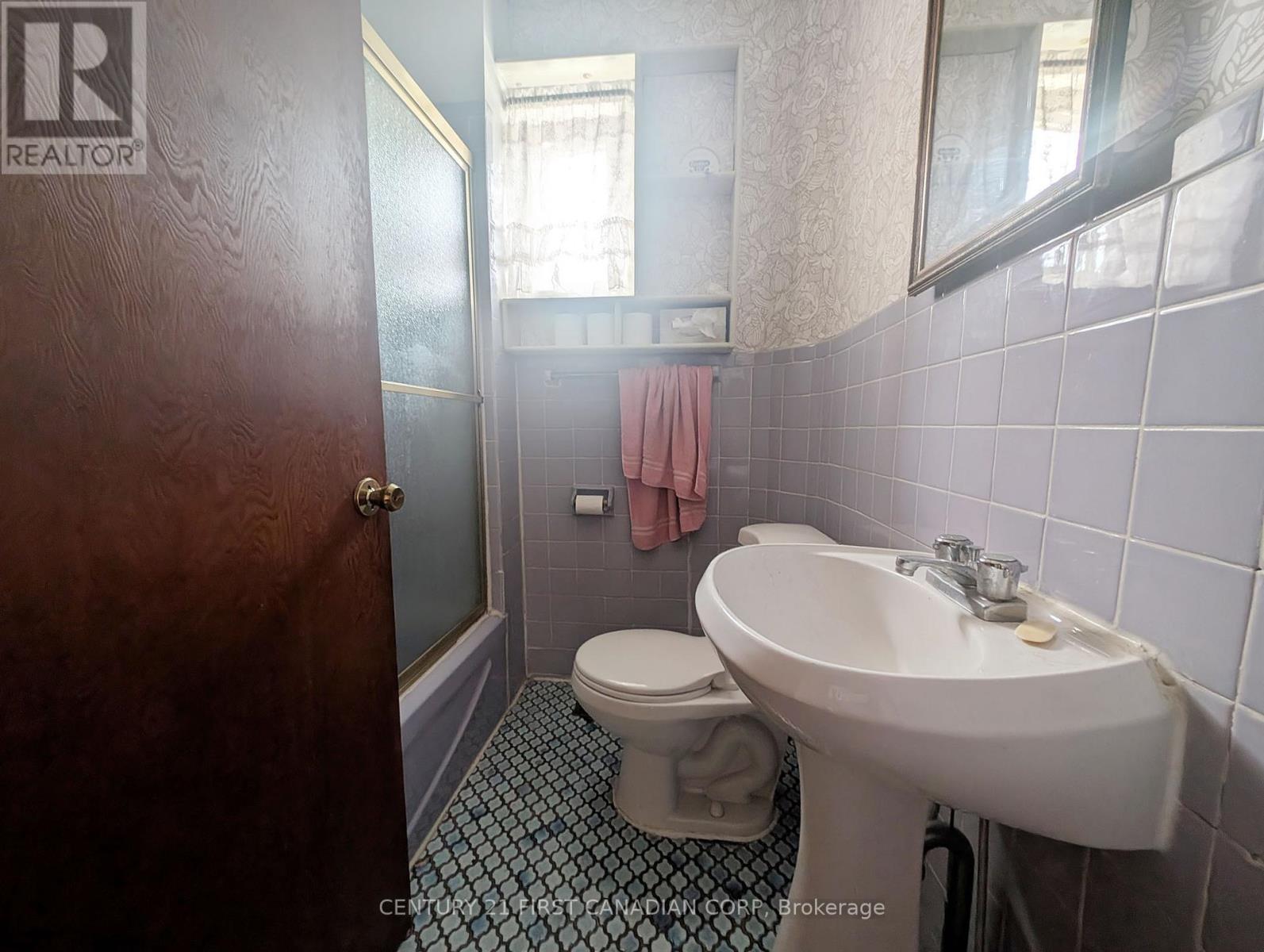 1169 OXFORD STREET E - 12
