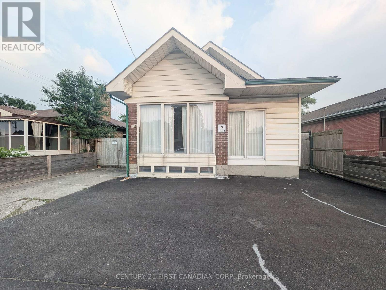 1169 OXFORD STREET E - 2