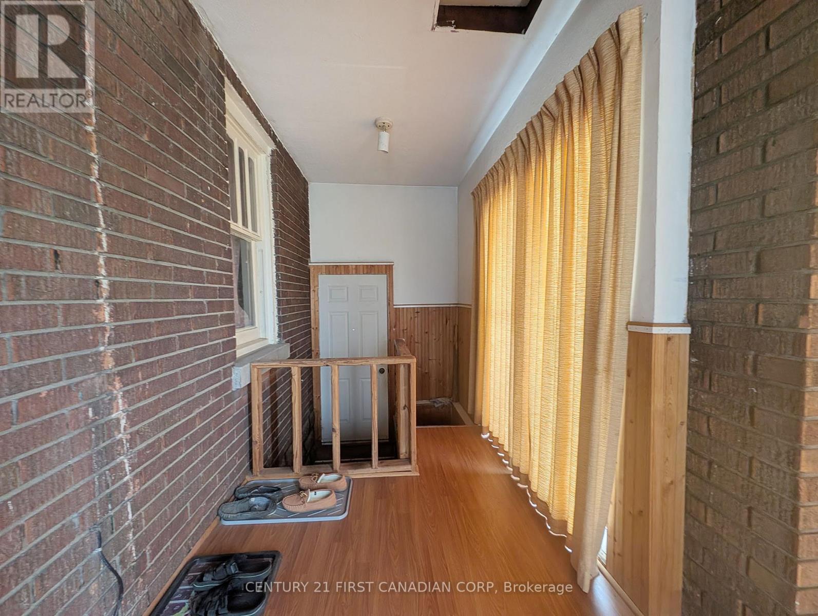 1169 OXFORD STREET E - 5