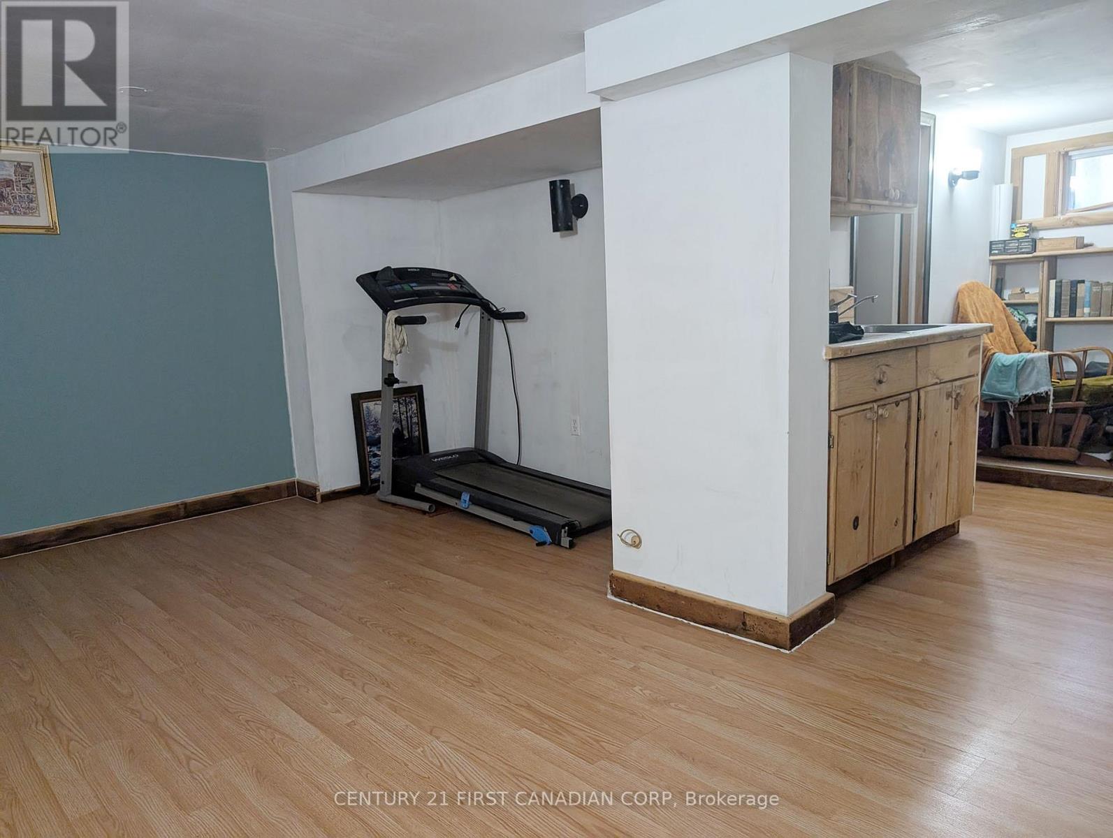 1169 OXFORD STREET E - 8