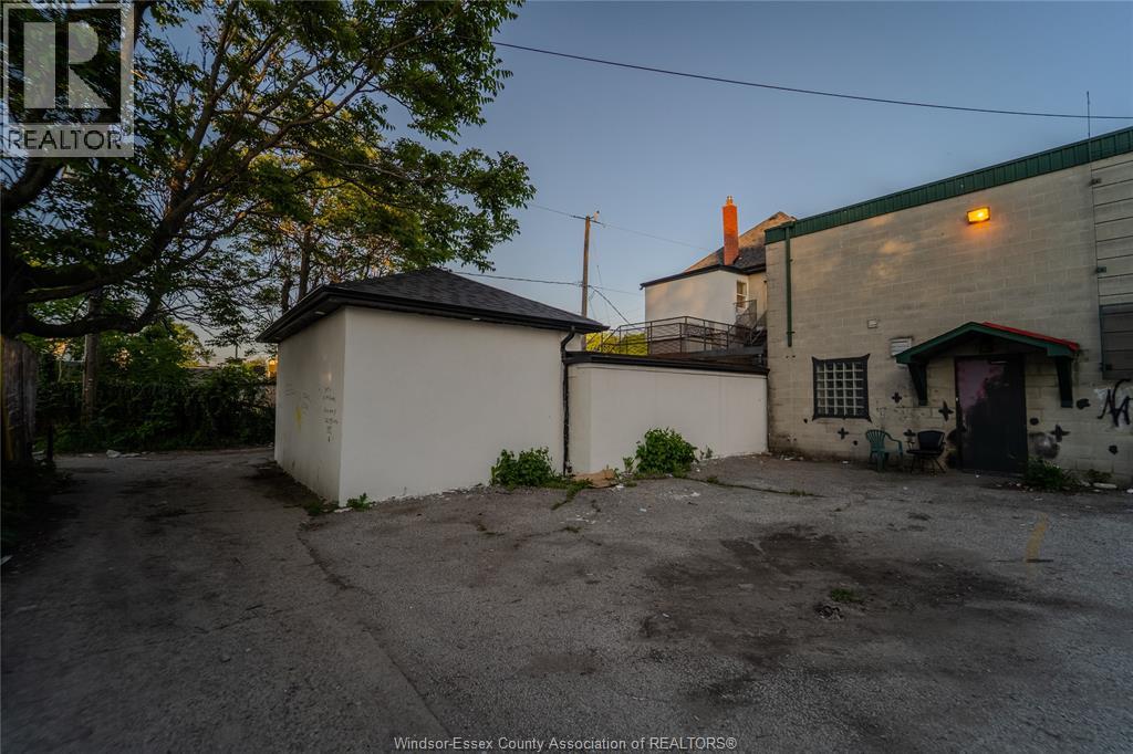 430 WYANDOTTE STREET West - 6