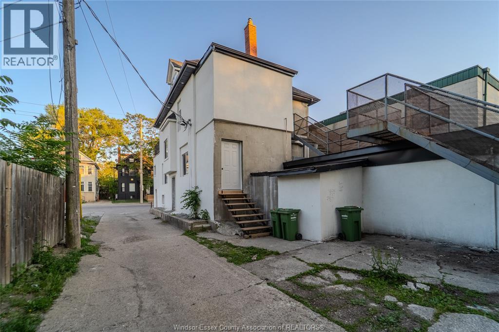 430 WYANDOTTE STREET West - 4