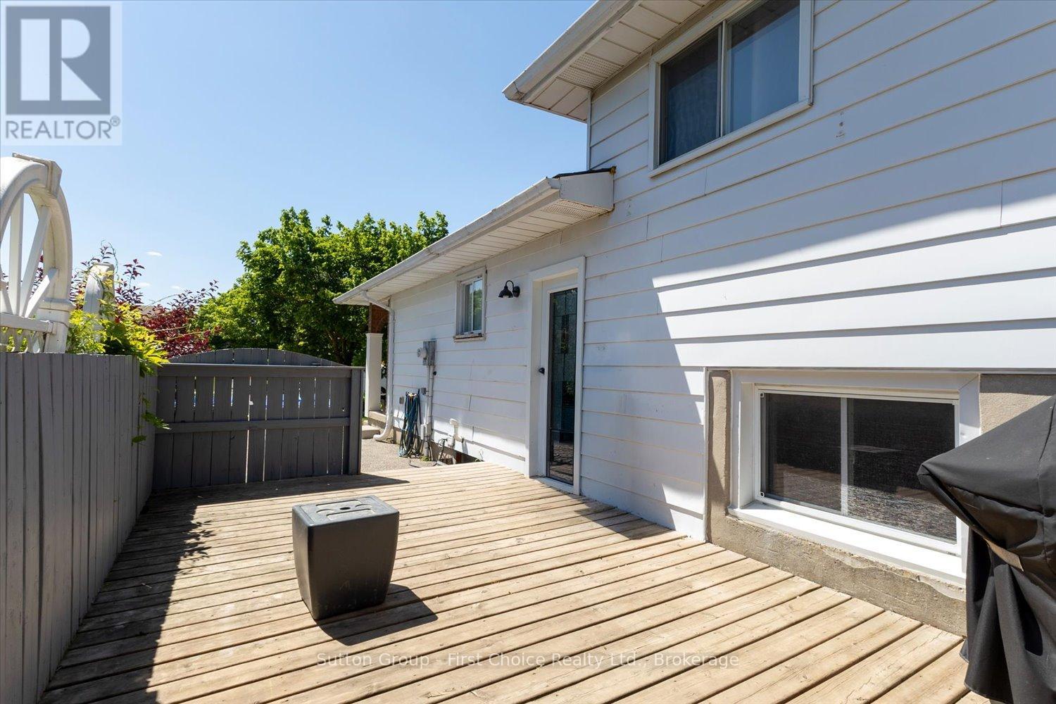 225 HURON STREET S - 22
