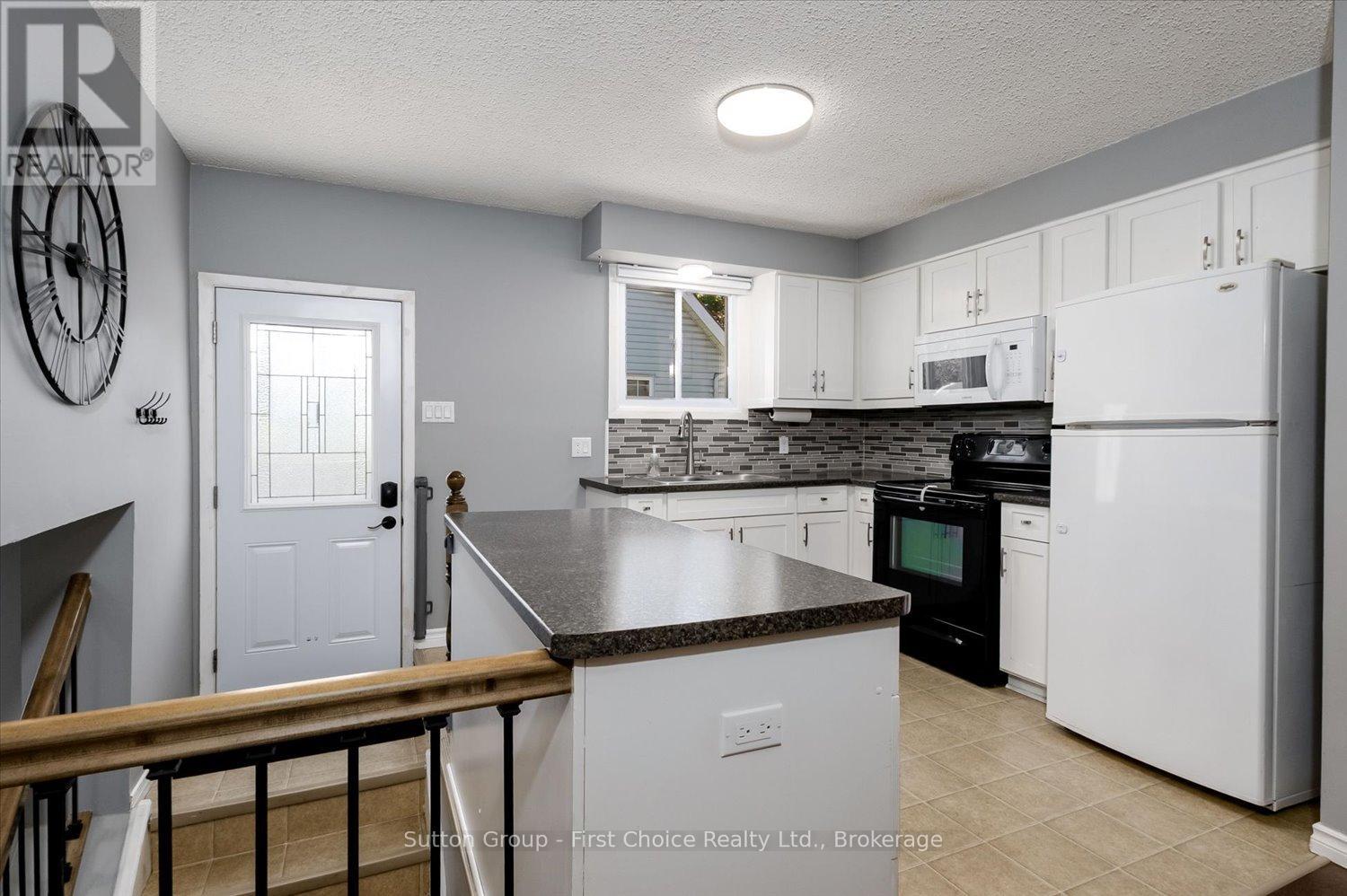 225 HURON STREET S - 9