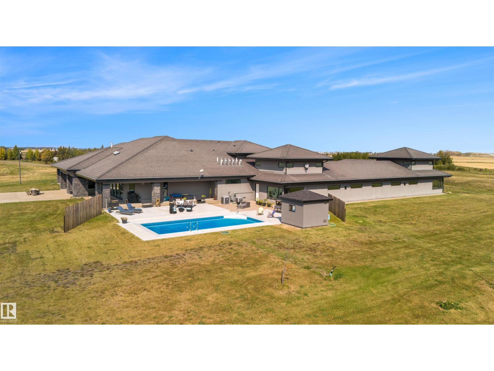 25056 TWP ROAD 492 exterior