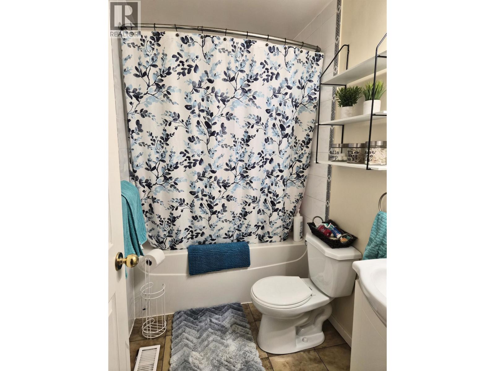 1920 HEMLOCK STREET - 8