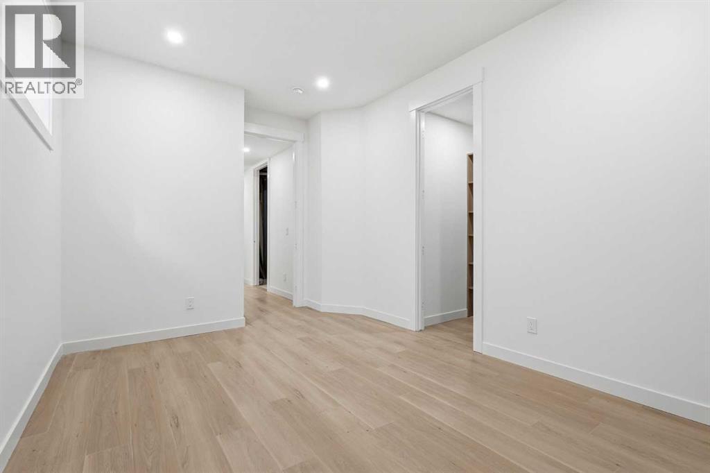 1417 44 Street SW - 44