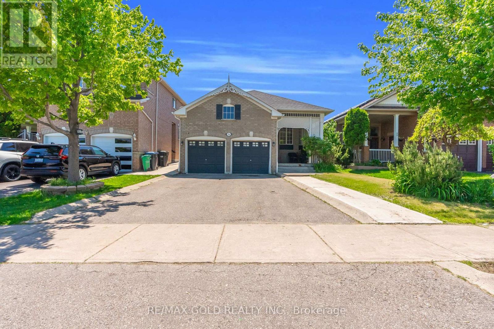 2 Garage 4 Driveway Parking