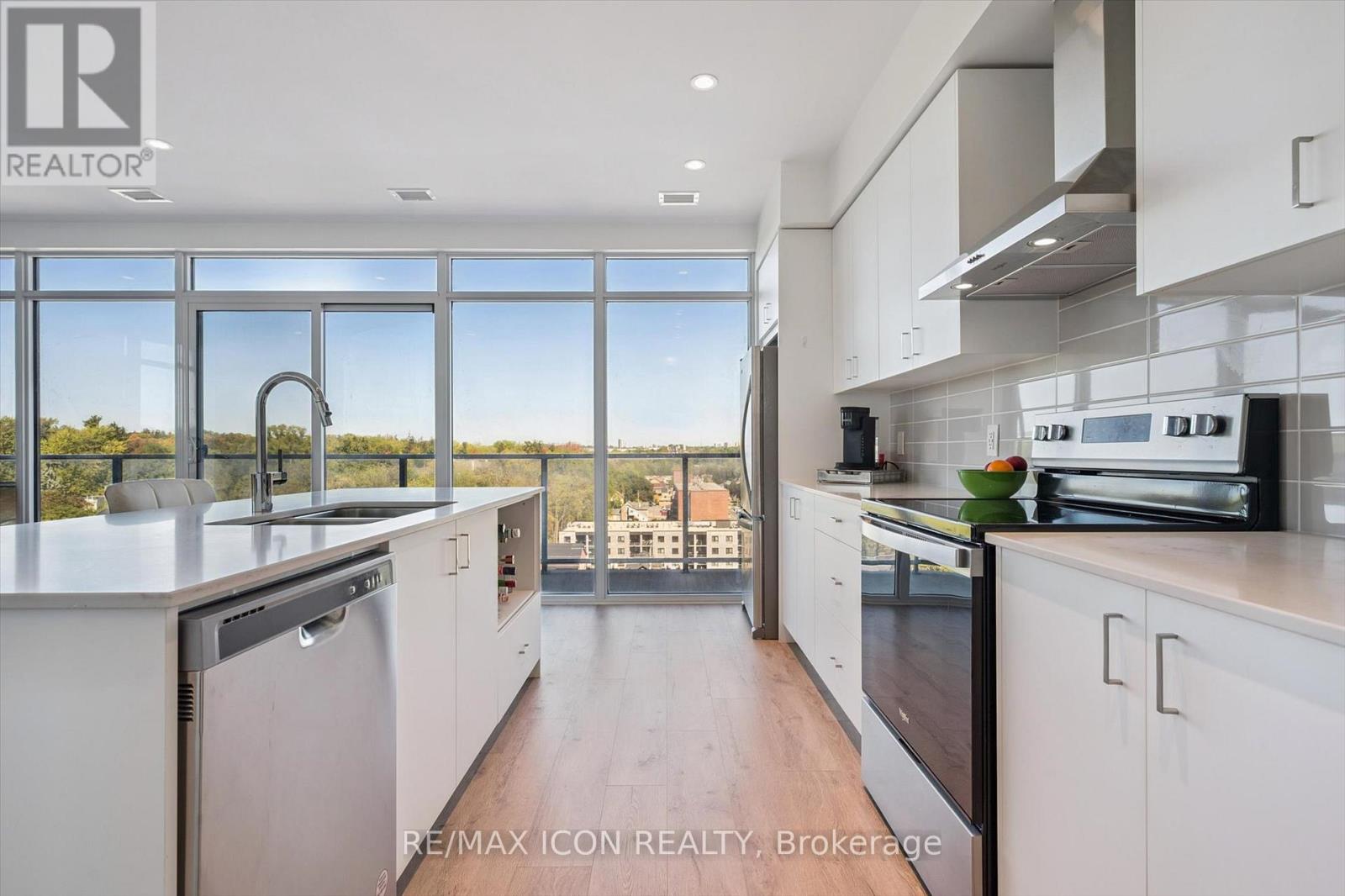 #902 15 GLEBE STREET - 11