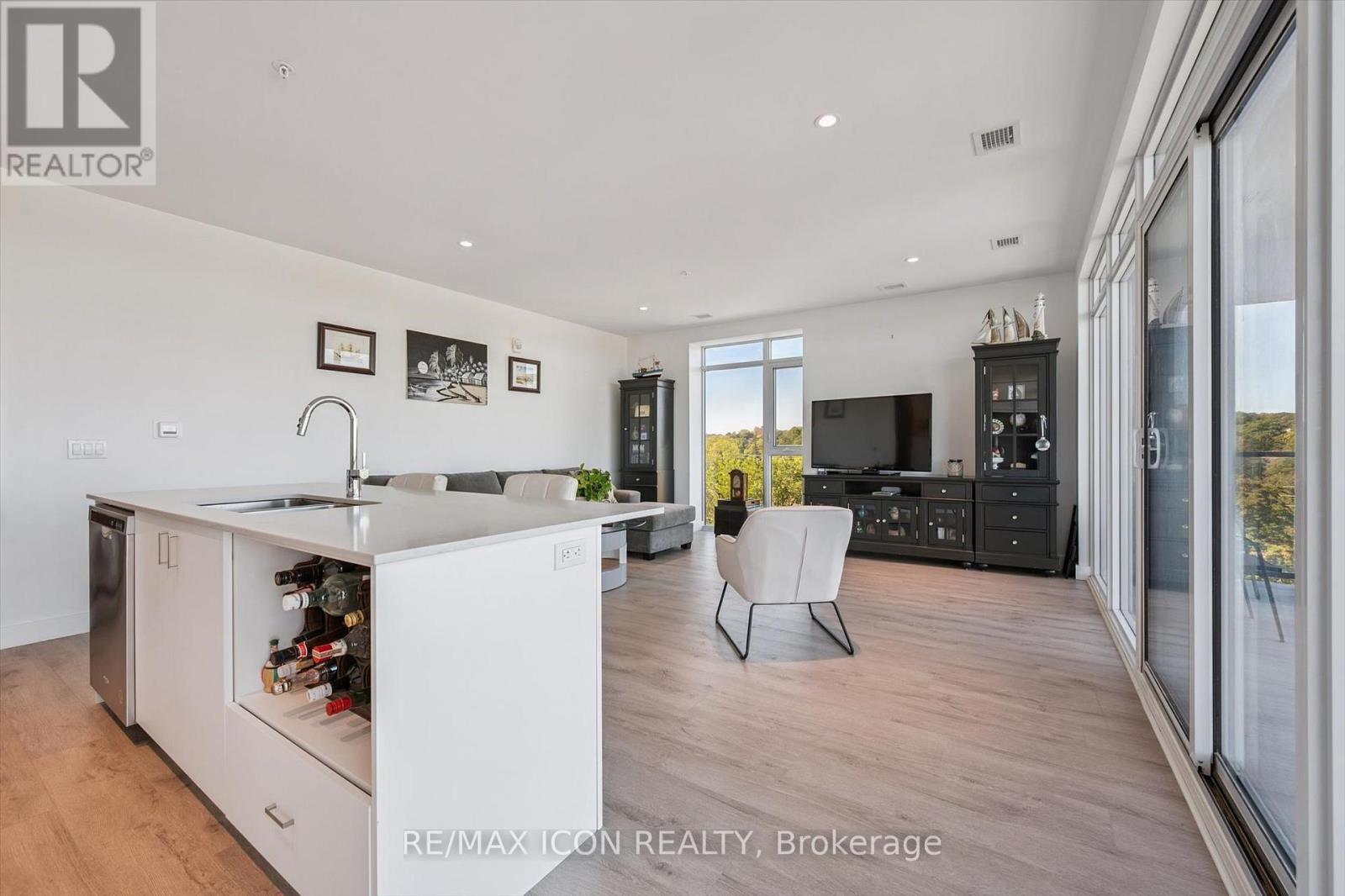 #902 15 GLEBE STREET - 13