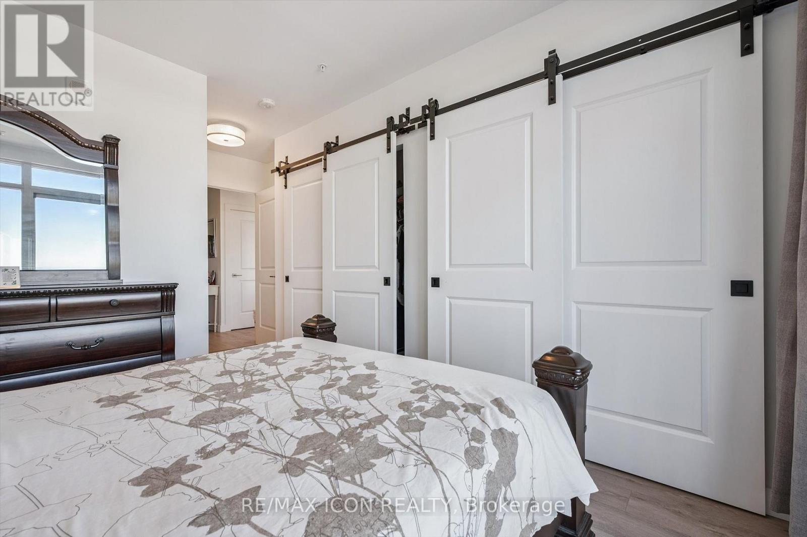 #902 15 GLEBE STREET - 15