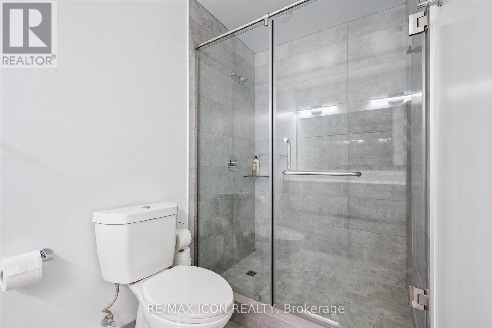 #902 15 GLEBE STREET - 17
