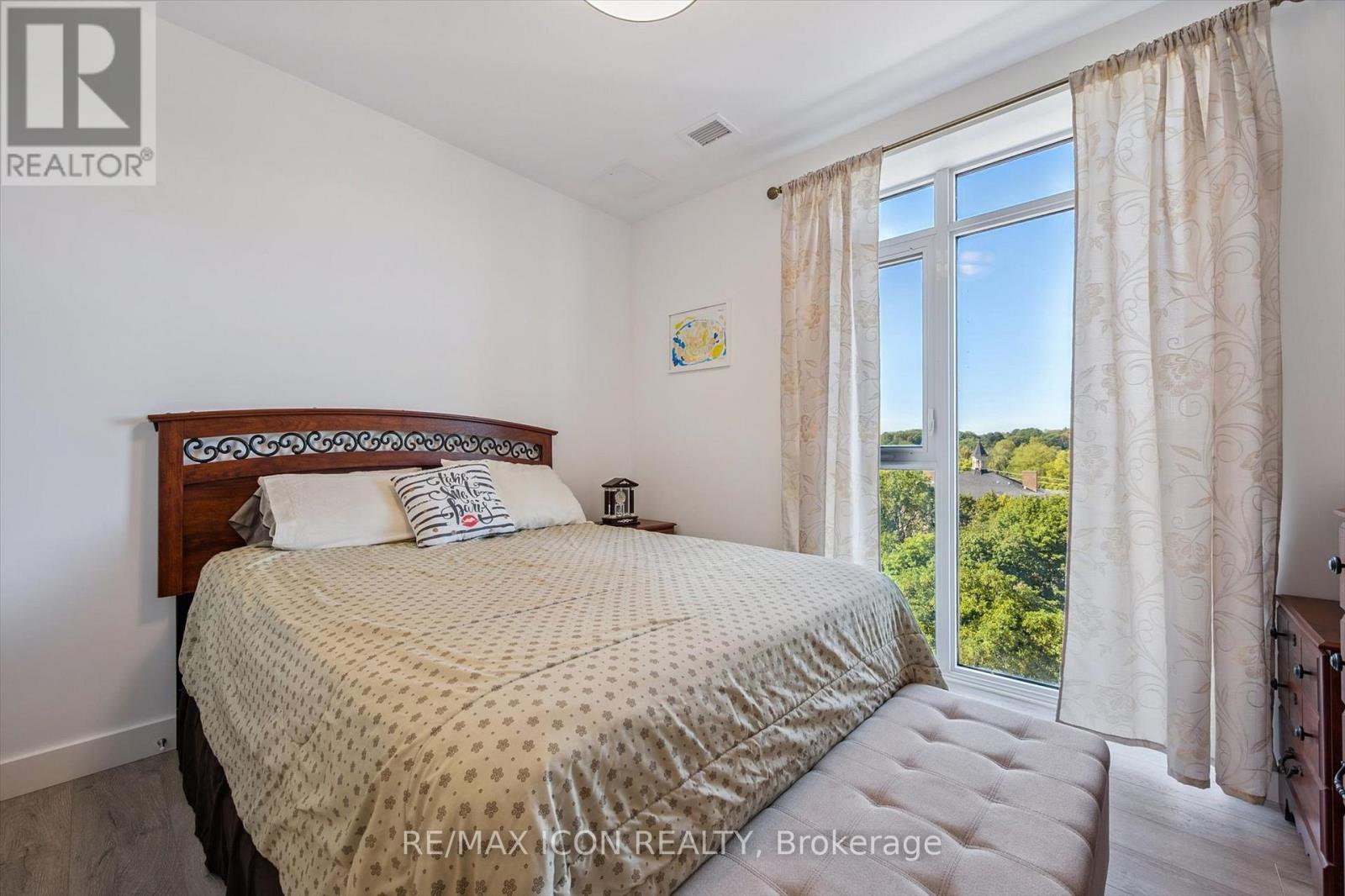 #902 15 GLEBE STREET - 18