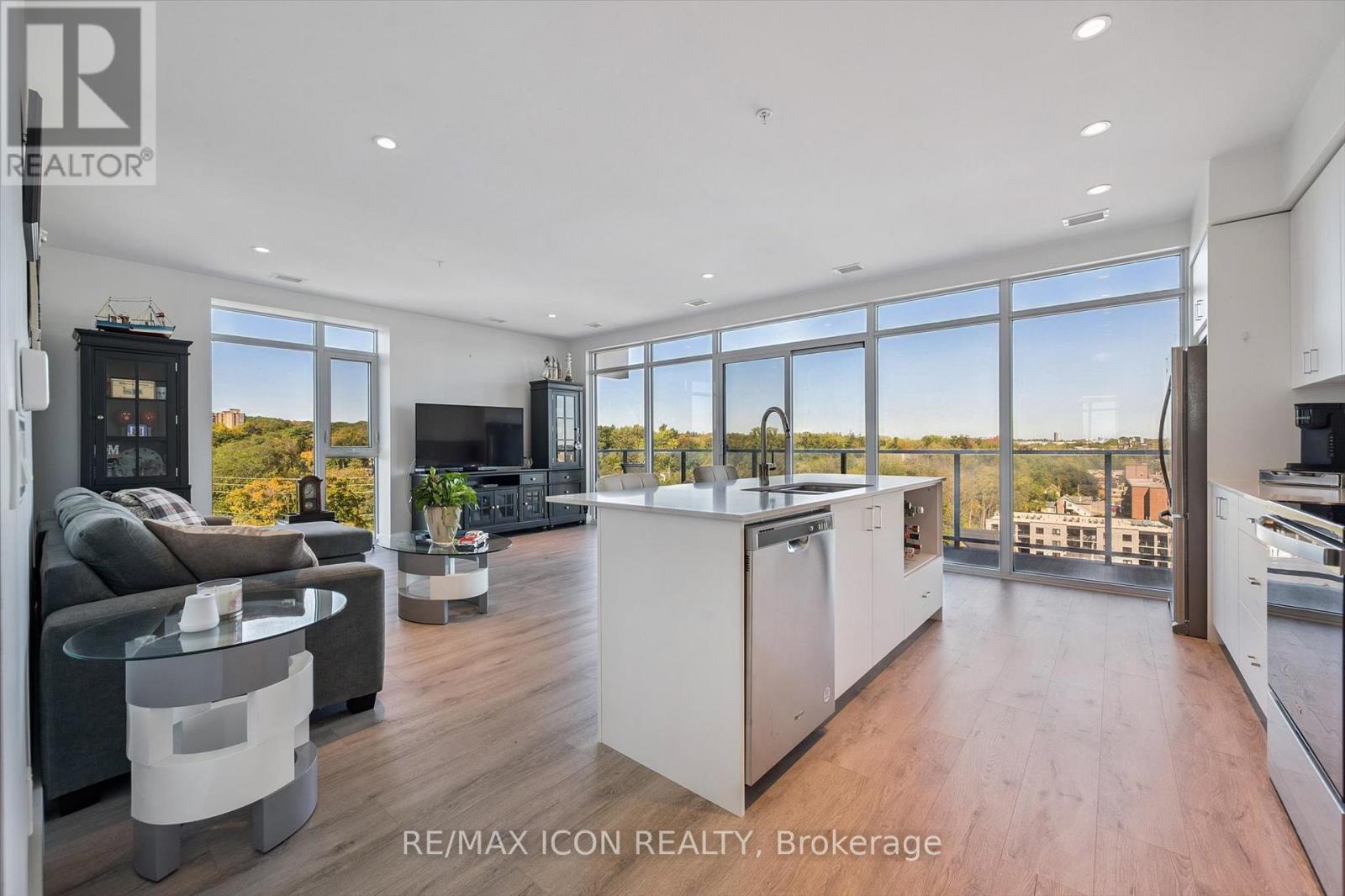 #902 15 GLEBE STREET - 2