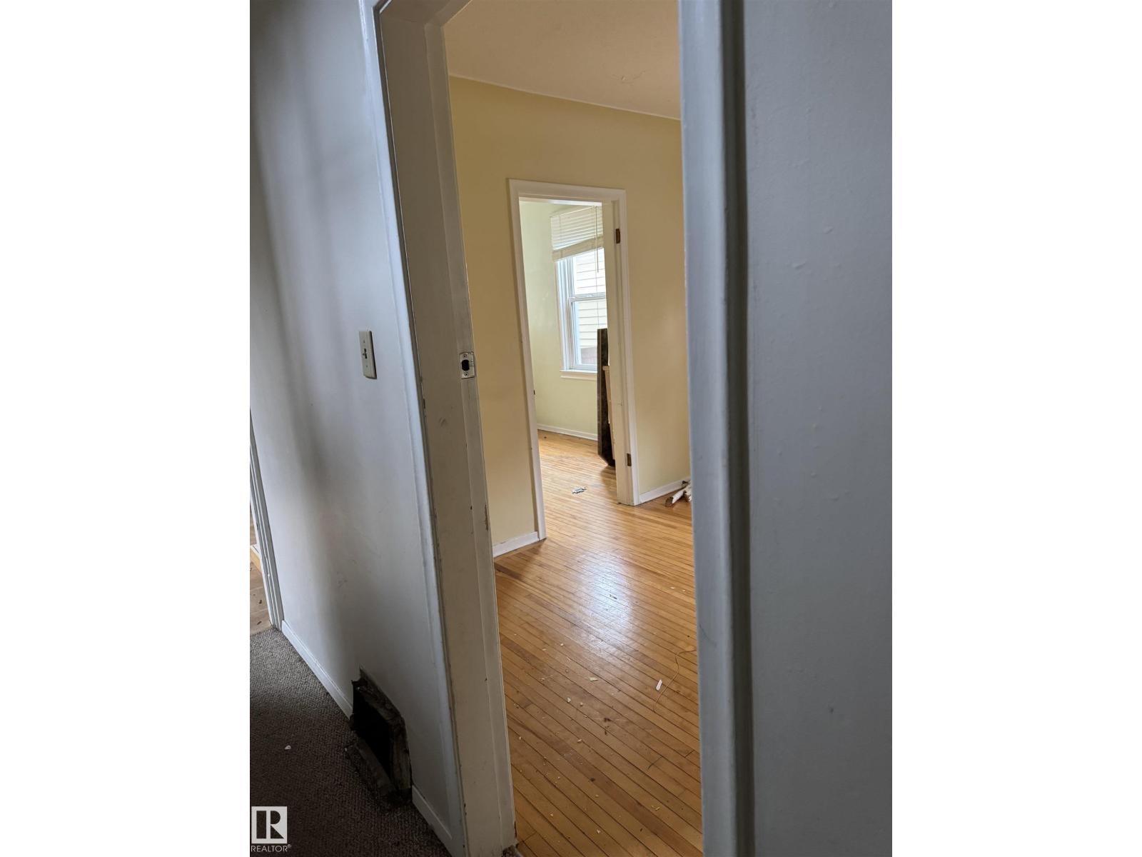 9740 87 AV NW - 10
